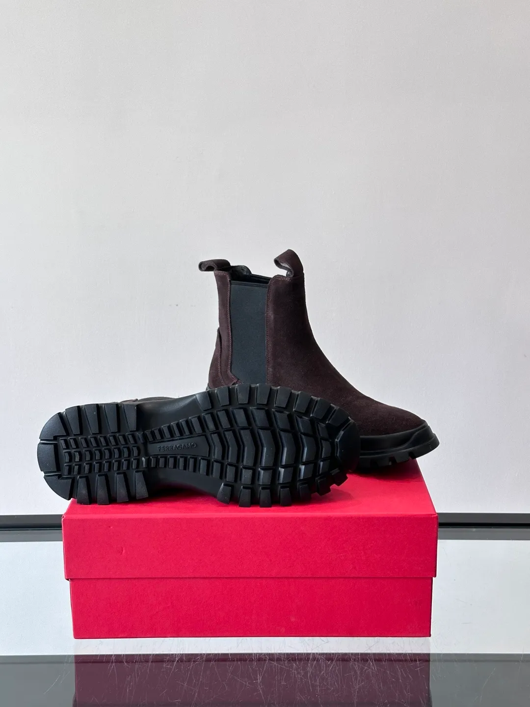 Men's men's shoes 💰960 FERRAGAMO Chelsea boots, super A Chelsea shoes equipped with thick outsole, minimalist design exudes modern charm. Imported leather surface, good texture, leather lining, easy to wear!  size: 39-44 (38.45.46 customized)
